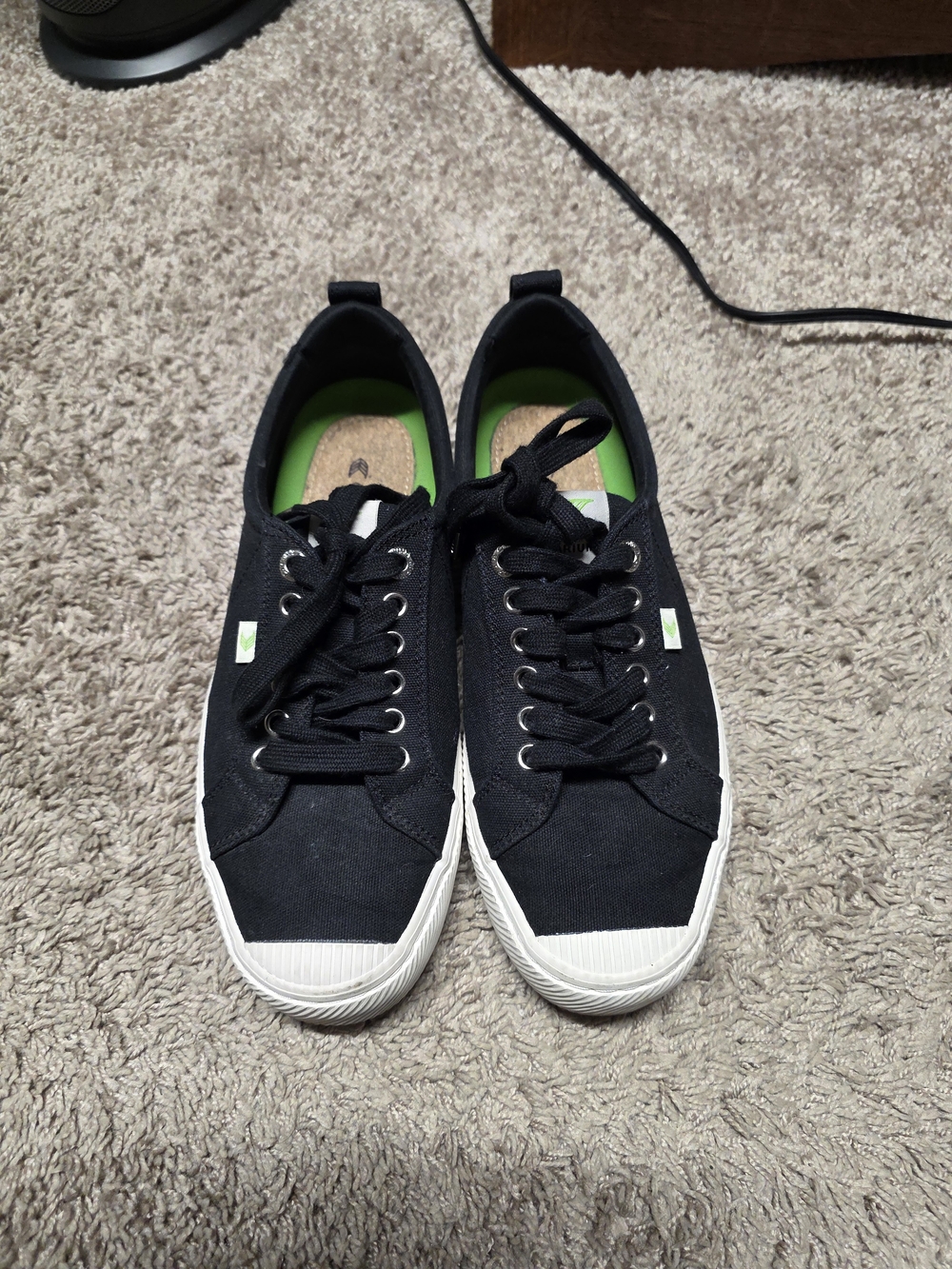 Cariuma Women's Black Canvas Low-Top Sneakers